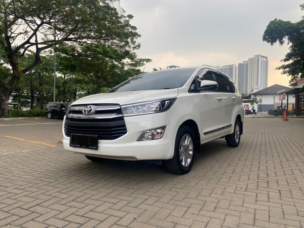 Toyota Innova Putih